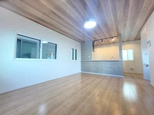 【神奈川県/川崎市川崎区大島】大島1丁目一戸建て ＜2階・リビングダイニングキッチン＞　ご家族の集まるLDKは2階に配置。約16.25帖の広々空間です。