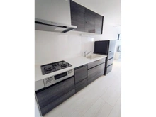 【神奈川県/横浜市鶴見区小野町】小野町一戸建て 【キッチン】壁付けタイプのためLD部分の広く活用できるキッチンです。食洗機付きで、毎日の食器洗いをサポートしてくれます。