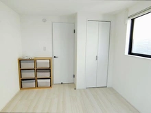 【神奈川県/横浜市鶴見区小野町】小野町一戸建て 【洋室】各居室に収納スペース付き