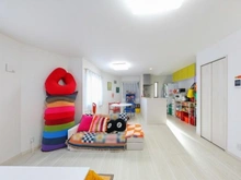 【神奈川県/横浜市鶴見区梶山】横浜市鶴見区梶山2丁目中古戸建 明るい日の差し込む綺麗で清潔なリビング。