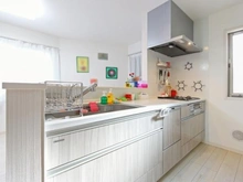 【神奈川県/横浜市鶴見区梶山】横浜市鶴見区梶山2丁目中古戸建 リビングで遊ぶお子様にも目の届く対面キッチン。