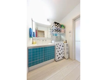 【神奈川県/横浜市鶴見区梶山】横浜市鶴見区梶山2丁目中古戸建 三面鏡仕様の洗面化粧台。鏡裏は収納スペースに。