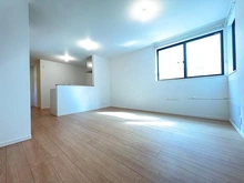 【神奈川県/川崎市川崎区中島】中島2丁目一戸建て ＜2階・リビング＞約16.3帖のリビングダイニングキッチン。床暖房完備。キッチンのうしろにはワーク・・・