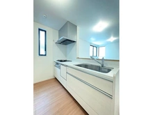 【神奈川県/川崎市川崎区中島】中島2丁目一戸建て ＜2階・キッチン＞オープンタイプで開放感のあるカウンターキッチンです。食器洗い乾燥機完備。