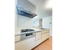 【神奈川県/川崎市川崎区中島】中島2丁目一戸建て ＜2階・キッチン＞オープンタイプで開放感のあるカウンターキッチンです。食器洗い乾燥機完備。