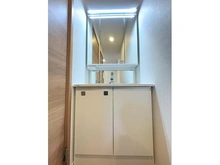 【神奈川県/川崎市川崎区中島】中島2丁目一戸建て ＜2階・洗面化粧台＞2階のトイレの横には独立洗面化粧台があります。