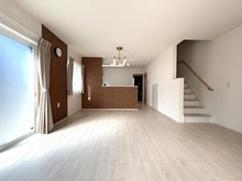 【神奈川県/横浜市鶴見区上末吉】上末吉1丁目一戸建て 【リビングダイニング】白を基調とした内装に大きな窓から光が入り、一日中明るく開放的な気分で過ごせる家族の憩いの場です。