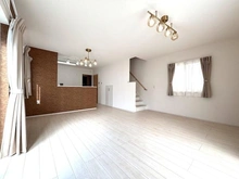 【神奈川県/横浜市鶴見区上末吉】上末吉1丁目一戸建て 【リビングダイニング】階段が見えるオープンな設計。家族の気配を感じつつ、ゆとりあるレイアウトで家具配置も自由自在です。