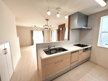 【神奈川県/横浜市鶴見区上末吉】上末吉1丁目一戸建て 【キッチン】料理をしながらリビングを見渡せる対面型。木目調のデザインが温かみを添える、機能的なシステムキッチンです。