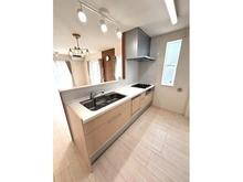 【神奈川県/横浜市鶴見区上末吉】上末吉1丁目一戸建て 【キッチン】三口コンロとワイドなシンクを採用。家族と一緒に料理を楽しめる十分な広さと、便利な収納を完備しています。食洗機付き♪