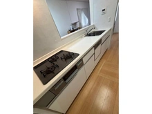 【神奈川県/横浜市鶴見区東寺尾】東寺尾6丁目一戸建て 【キッチン】食器洗い乾燥機・浄水器付きのキッチンです。調理スペースや収納スペースにゆとりがあり・・・