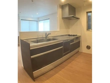 【神奈川県/横浜市鶴見区佃野町】佃野町一戸建て 【キッチン】料理中も家族と会話が弾む対面式。収納豊富なシステムキッチンでお掃除も楽々。