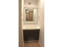 【神奈川県/横浜市鶴見区佃野町】佃野町一戸建て 【洗面台】三面鏡タイプの洗面化粧台は収納力も抜群。忙しい朝の身支度もスムーズに。