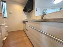 【神奈川県/川崎市川崎区川中島】川中島2丁目一戸建て ＜キッチン＞オープンタイプで開放感のあるカウンターキッチン。食器洗い乾燥機完備。