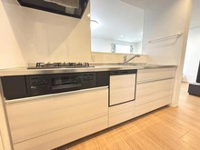 【神奈川県/川崎市川崎区川中島】川中島2丁目一戸建て ＜キッチン＞オープンタイプで開放感のあるカウンターキッチン。食器洗い乾燥機完備。