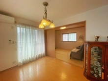 【神奈川県/横浜市鶴見区潮田町】潮田町2丁目一戸建て 【リビングダイニング】木の温もりを感じる内装。 家具配置もしやすい間取りです。