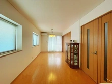 【神奈川県/横浜市鶴見区潮田町】潮田町2丁目一戸建て 【リビングダイニング】窓が多く、通風良好なリビング。 陽当たりもバッチリです。