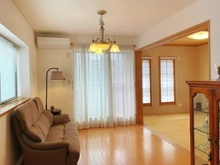 【神奈川県/横浜市鶴見区潮田町】潮田町2丁目一戸建て 【リビングダイニング】窓が多く、通風良好なリビング。 陽当たりもバッチリです。