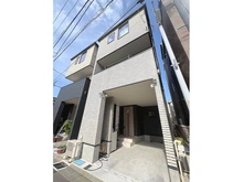 【神奈川県/川崎市川崎区小田】小田3丁目一戸建て ＜現地写真＞ビルトインガレージ付きの一戸建て住宅。駐輪スペースも確保したゆとりのビルトインガレ・・・