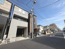 【神奈川県/川崎市川崎区小田】小田3丁目一戸建て ＜現地写真＞前面道路は約9メートル。駐車もスムーズに行えます。