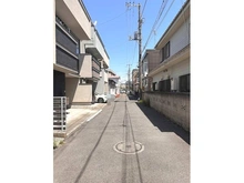 【神奈川県/川崎市幸区小倉】小倉5丁目一戸建て ＜現地写真（前面道路含む）＞　ビルトインガレージ付きの一戸建て住宅。空室につき、ご希望の日時に・・・