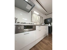 【神奈川県/川崎市幸区紺屋町】紺屋町一戸建て ＜1階・キッチン＞浴室・キッチン・トイレが各階に設置済みです。