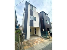【神奈川県/川崎市川崎区渡田新町】渡田新町3丁目一戸建て 外観：3階建ての3LDK+S（納戸）、2階LDKは約16帖。1階には納戸と車庫があり、収納も充実した間取りプランで・・・