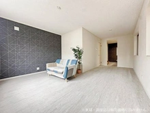 【神奈川県/川崎市川崎区渡田新町】渡田新町3丁目一戸建て ＜リビングダイニング＞デザインクロスがアクセントの広々とした約16帖のLDK。明るいフローリングが・・・