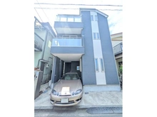 【神奈川県/横浜市鶴見区本町通】本町通1丁目一戸建て 外観：【家事の同時並行がラクな配置】キッチンから洗面所・浴室などの水回りが一直線に配置されており、調・・・