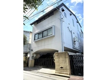 【神奈川県/横浜市鶴見区豊岡町】豊岡町一戸建て 東側道路に面しており、明るく開放感のあるロケーションです。1階は大型カーポート、駐車4台可能です・・・