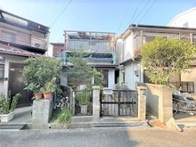 【大阪府/高槻市桜ケ丘北町】高槻市桜ケ丘北町中古戸建 外観：静かな住宅街の一角に立地、落ち着いた佇まいです♪