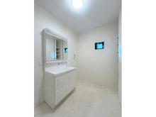 【東京都/八王子市本町】八王子市本町中古戸建 面鏡付き洗面化粧台の鏡の裏は収納になっています。