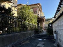 【京都府/京都市左京区岩倉三宅町】京都市左京区岩倉三宅町 外観：玄関前に2台駐車可能（車種による）