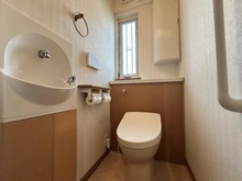 【滋賀県/大津市青山】大津市青山8丁目中古戸建 手洗いカウンター付きのトイレです