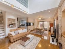 【兵庫県/神戸市中央区日暮通】神戸市中央区日暮通6丁目中古戸建 吹き抜けのある開放的なリビングです♪