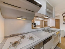 【兵庫県/神戸市中央区日暮通】神戸市中央区日暮通6丁目中古戸建 ガラストップコンロ、食洗機付きのキッチンです♪