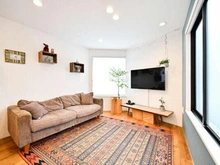 【東京都/渋谷区富ヶ谷】東京都渋谷区富ヶ谷2丁目 一戸建て リビング部分には床暖房がございます。※家具・調度品は販売対象に含まれません。