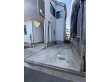 【神奈川県/相模原市南区東林間】神奈川県相模原市南区東林間7丁目 一戸建て 1台駐車可能なカースペースが設けられています(車種による)。お子様の遊び場としても活用できます。