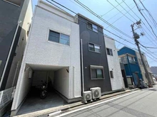【神奈川県/横浜市中区小港町】神奈川県横浜市中区小港町3丁目 一戸建て 外観：2013年5月築・建物面積約120m2のファミリー向け住宅