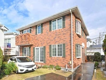 【神奈川県/藤沢市鵠沼海岸】神奈川県藤沢市鵠沼海岸1丁目 一戸建て 外観：外壁はタイル仕上げ。長い時間を経ても色褪せない普遍的な美しさと、重厚なディテールが調和した外観です。