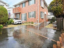 【神奈川県/藤沢市鵠沼海岸】神奈川県藤沢市鵠沼海岸1丁目 一戸建て 小田急江ノ島線「鵠沼海岸」駅徒歩10分。庭兼駐車スペースには最大3台駐車可能です(車種による)。