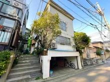 【東京都/渋谷区本町】東京都渋谷区本町3丁目 一戸建て 外観：都営大江戸線「西新宿五丁目」駅まで徒歩5分、東京メトロ丸ノ内線「中野坂上」駅まで徒歩10分の立地。