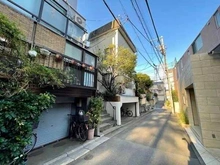 【東京都/渋谷区本町】東京都渋谷区本町3丁目 一戸建て LDKはガレージの上階部分に位置しています。前面道路からの視線が届きにくく、ゆったり寛げそうです。