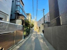 【東京都/渋谷区本町】東京都渋谷区本町3丁目 一戸建て 陽当り良好な南側接道。大通りから一本入った落ち着いた住環境で、穏やかな暮らしが叶いそうです。