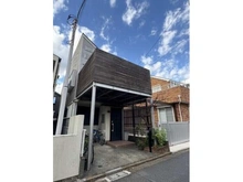 【東京都/武蔵野市吉祥寺北町】東京都武蔵野市吉祥寺北町5丁目 一戸建て 外観：落ち着いた住宅街に佇む一戸建。徒歩5分のバス停よりJR中央線「三鷹」駅へ乗車約13分でアクセス可能。