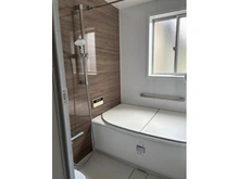 【東京都/武蔵野市吉祥寺北町】東京都武蔵野市吉祥寺北町5丁目 一戸建て 2025年3月リフォーム実施の浴室。浴室・洗面室が2階に集約された、家事動線の良い間取りです。