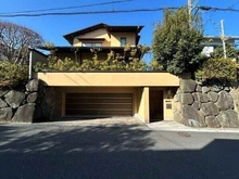 【神奈川県/鎌倉市山ノ内】神奈川県鎌倉市山ノ内 一戸建て JR横須賀線「北鎌倉」駅徒歩14分。歴史ある北鎌倉の街並みに調和する、洗練された和モダンの邸宅です。