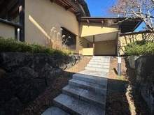 【神奈川県/鎌倉市山ノ内】神奈川県鎌倉市山ノ内 一戸建て 重厚感のある玄関門扉から一歩進むと、石段の玄関アプローチへ。一段上るたびに、期待感が高まります。