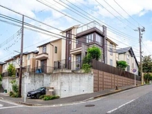 【神奈川県/横浜市青葉区あざみ野】神奈川県横浜市青葉区あざみ野1丁目 一戸建て 開放的な角地に佇む、木造2階建戸建です。第一種低層住居専用地域内につき、落ち着きのある住環境です。
