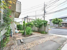 【東京都/狛江市中和泉】東京都狛江市中和泉3丁目 一戸建て 前面道路の幅員は約4.5mです。見通しが良く、お車の出し入れや自転車の走行もスムーズに行えます。